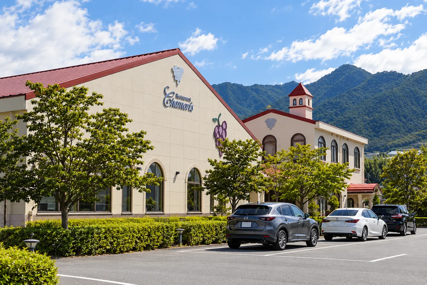 レストラン シャンモリの建物と山並み