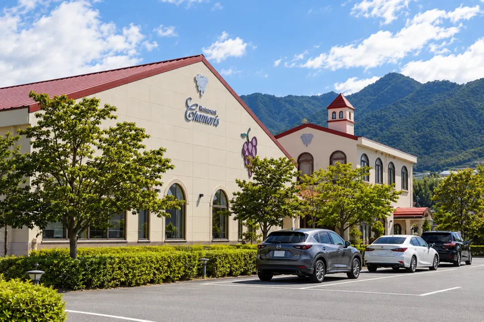 レストラン シャンモリの建物と山並み