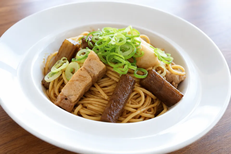レストラン忠左衛門の緑果豚とごぼうのパスタ