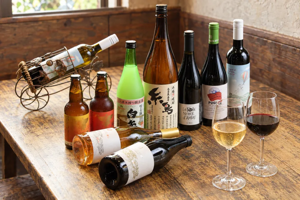 レストランITOSHIMAのワインと日本酒などのボトル