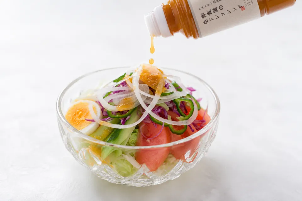 レストラン自由軒の生ドレッシングをかけたサラダ