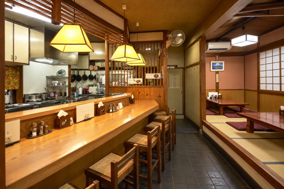 レストラン自由軒のカウンターと小上がり席の店内