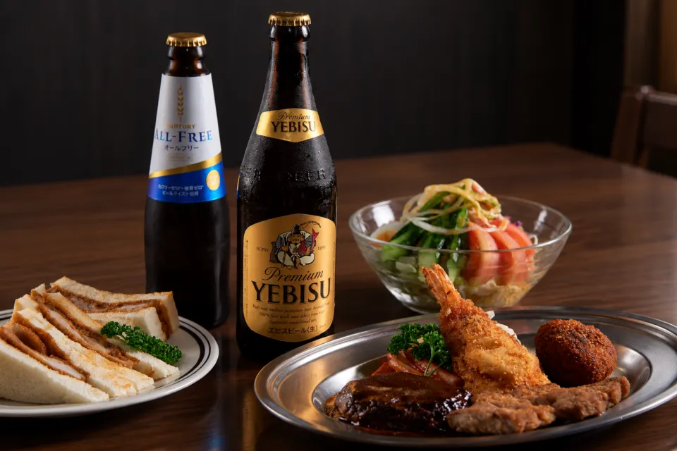 レストラン自由軒の瓶飲料と洋食の盛合せ