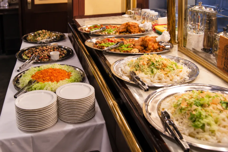 レストランこさどの大皿料理を並べた宴会の食卓