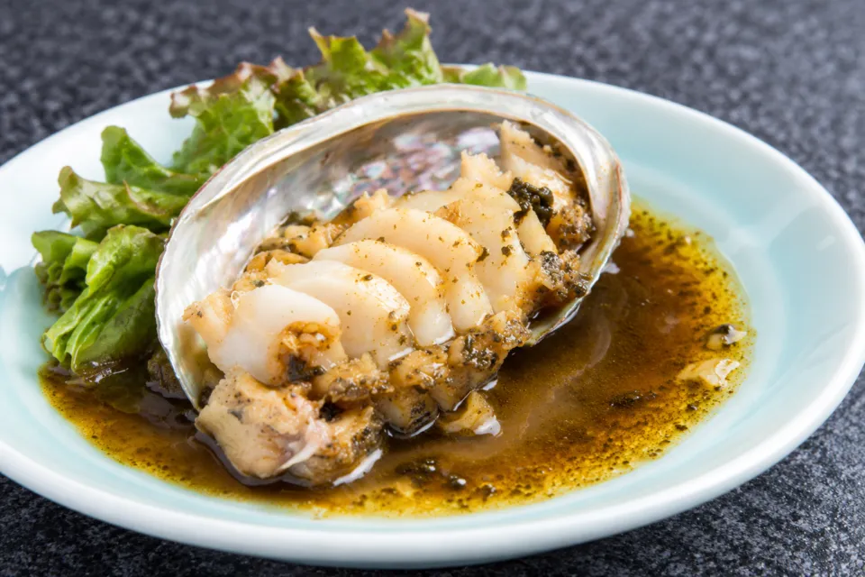 レストランこさどの殻に盛られたあわび料理