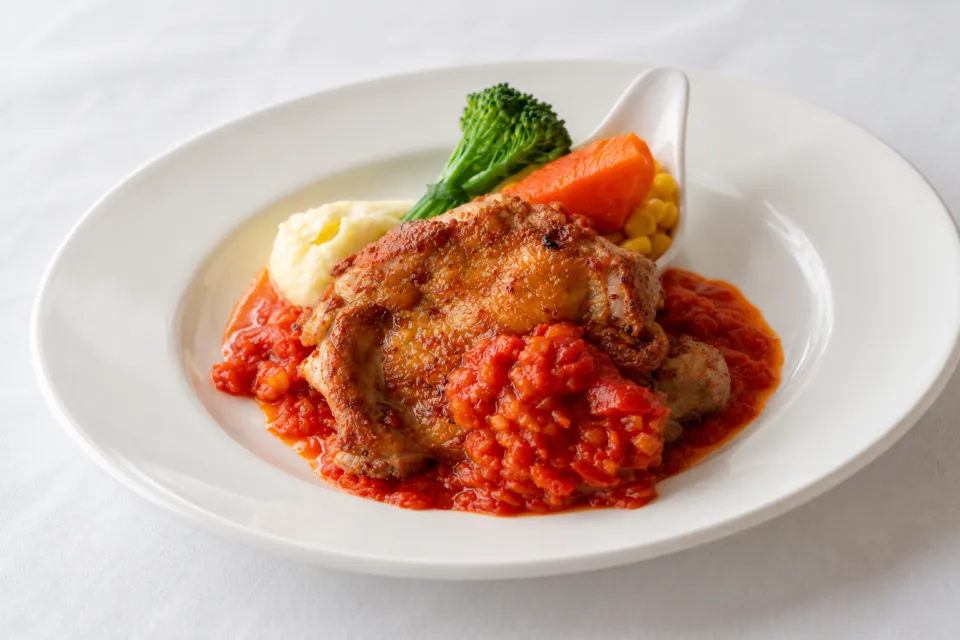 レストラン洋灯舎のトマトソースを添えた肉料理