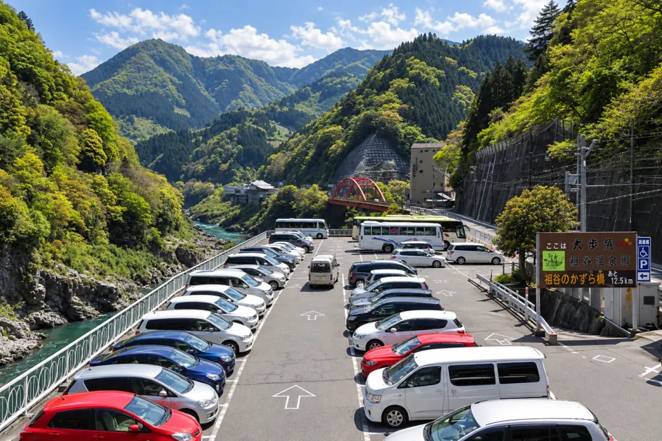 レストラン大歩危峡まんなかの大型バスと乗用車が駐車する駐車場