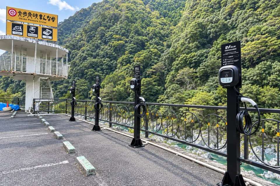 レストラン大歩危峡まんなかの駐車場のEV充電スタンド