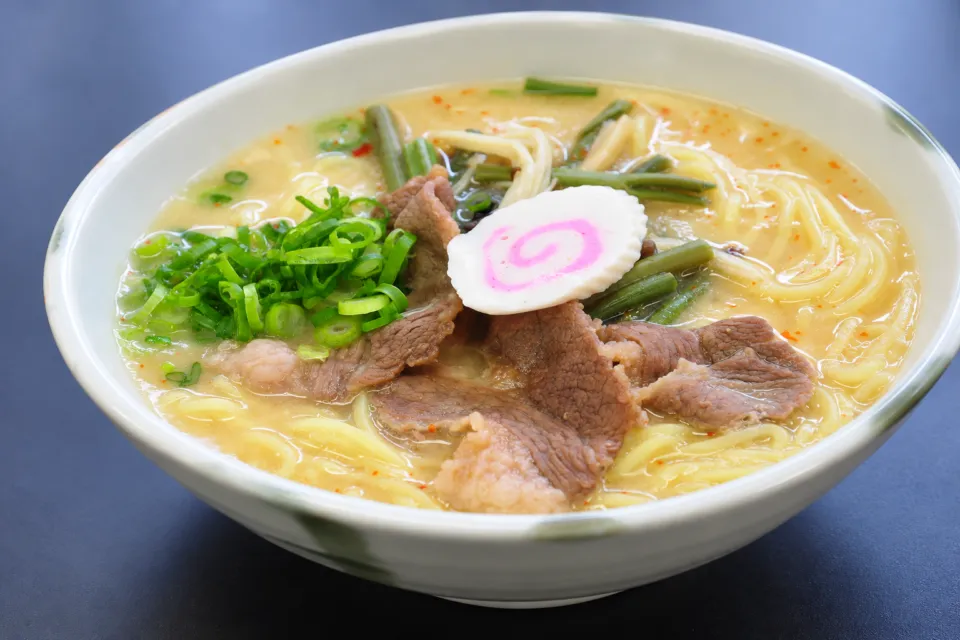 レストラン大歩危峡まんなかの肉と青ねぎを載せた麺料理