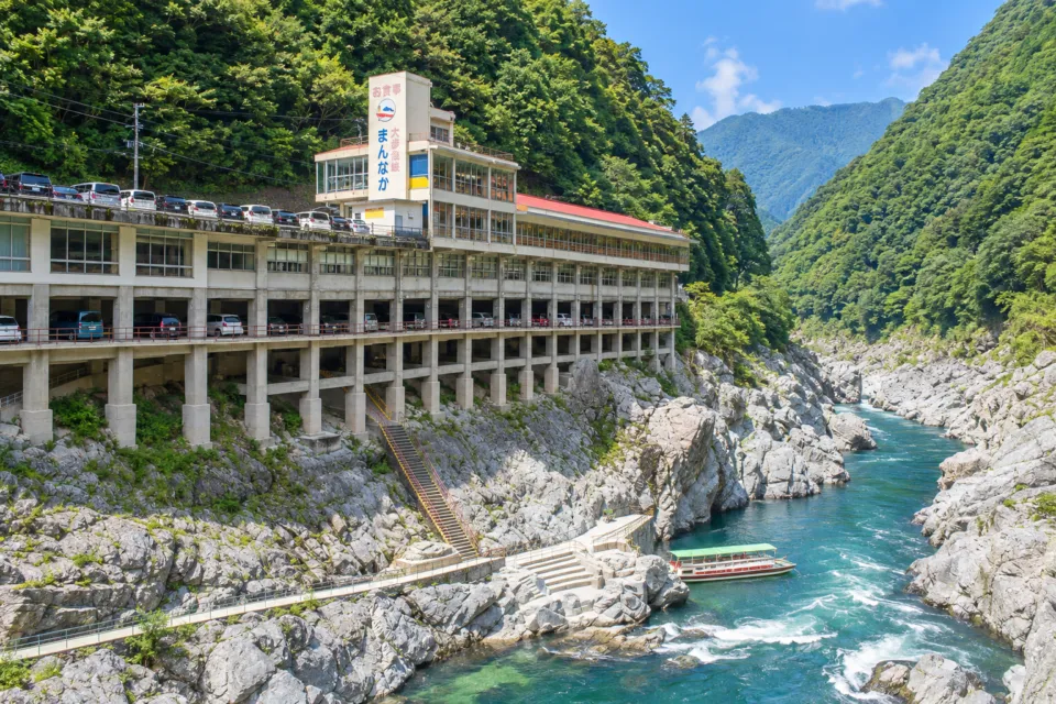 レストラン大歩危峡まんなかの渓谷沿いに建つ店舗外観