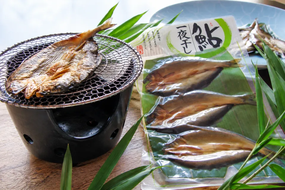 レストラン大歩危峡まんなかの売店の鮎一夜干しと焼き上がりの見本