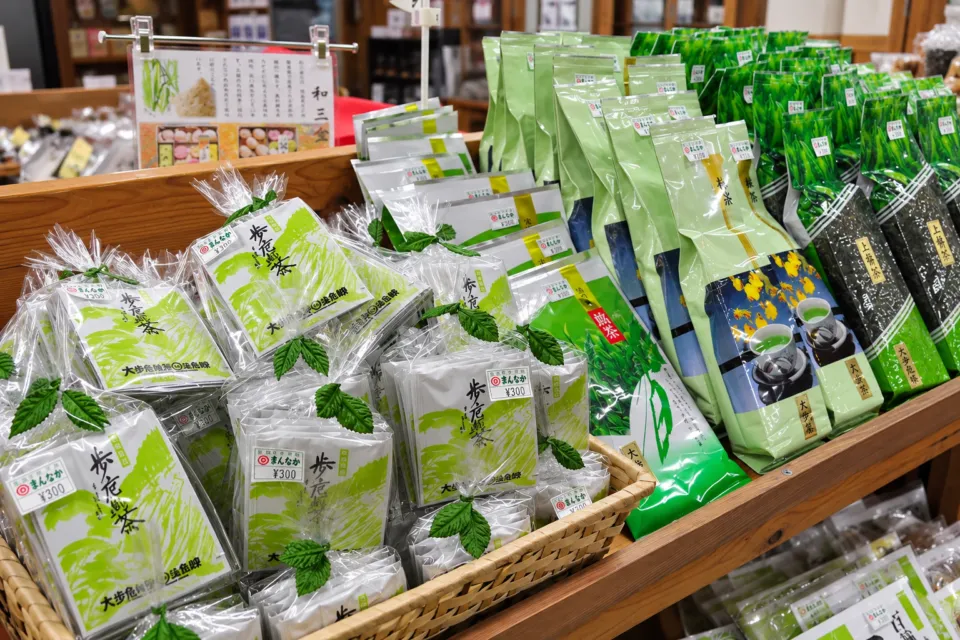 レストラン大歩危峡まんなかの大歩危茶の商品が並ぶ売店棚