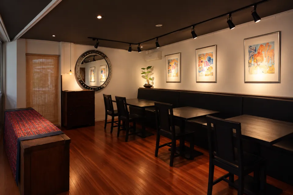 レストラン 酢重正之 軽井沢の店内の絵画とテーブル席