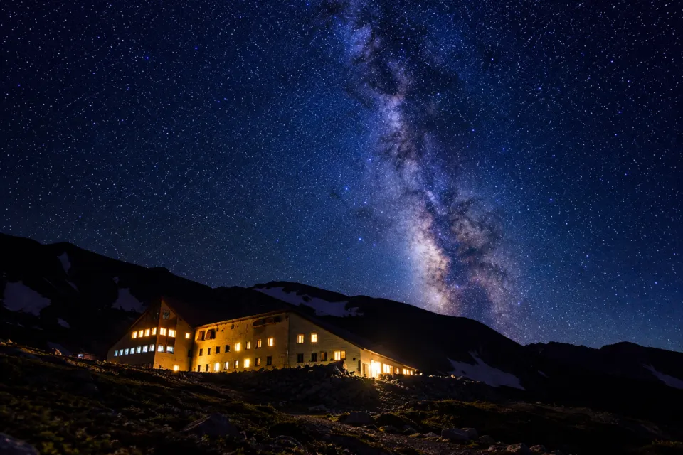 レストラン立山の所在する建物の夜の外観