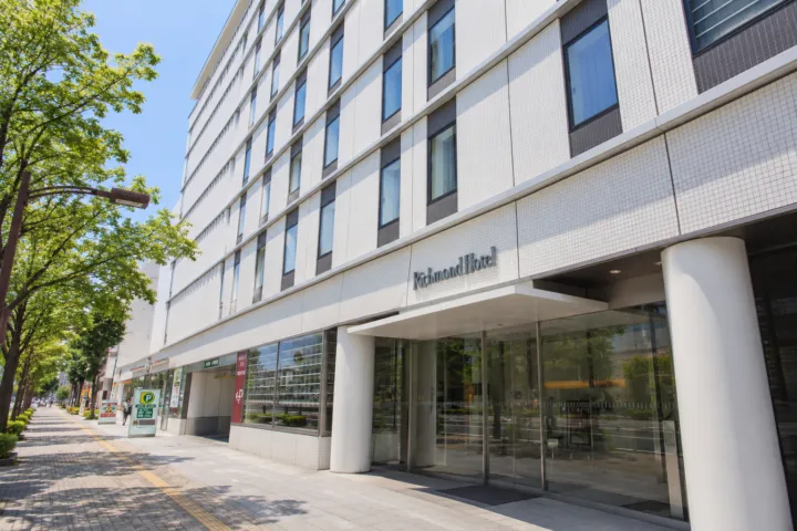 リッチモンドホテル福島駅前の正面入口と建物外観