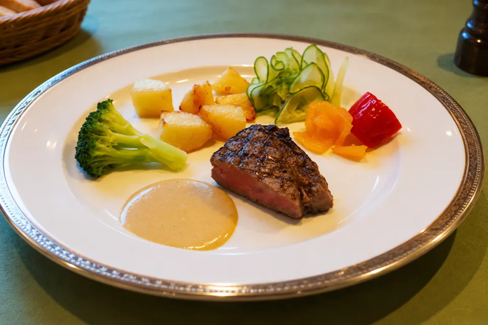 リストランテ アル・ロドデンドロの肉料理と色とりどりの付け合わせ