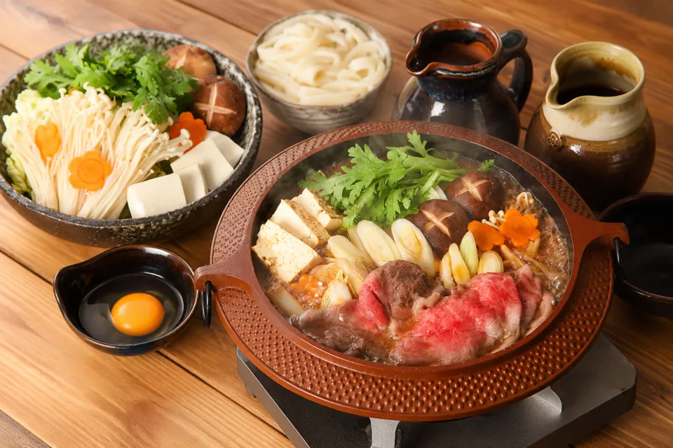 ろんぢん 松江本店のすき焼きの鍋と野菜・うどん