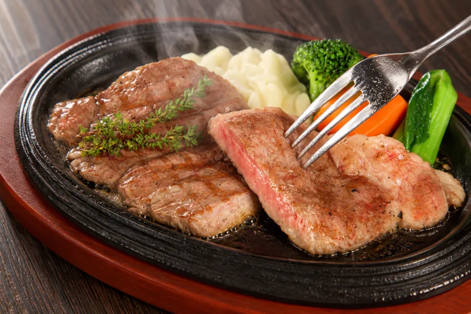 ろんぢん 松江本店の鉄板のビフテキと付け合わせ