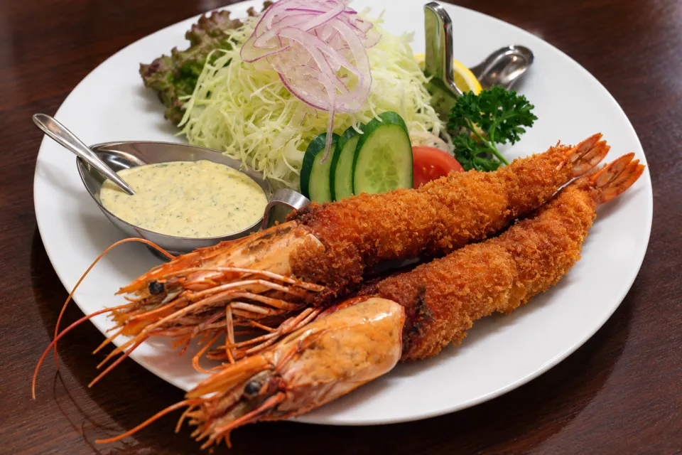 ろんぢん 松江本店の海老フライと生野菜