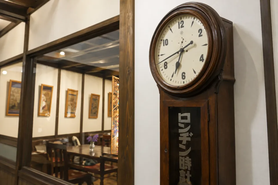 ろんぢん 松江本店の店内の古時計