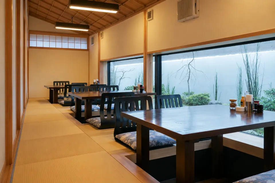 ろんぢん 松江本店の坪庭側の畳敷きの座席
