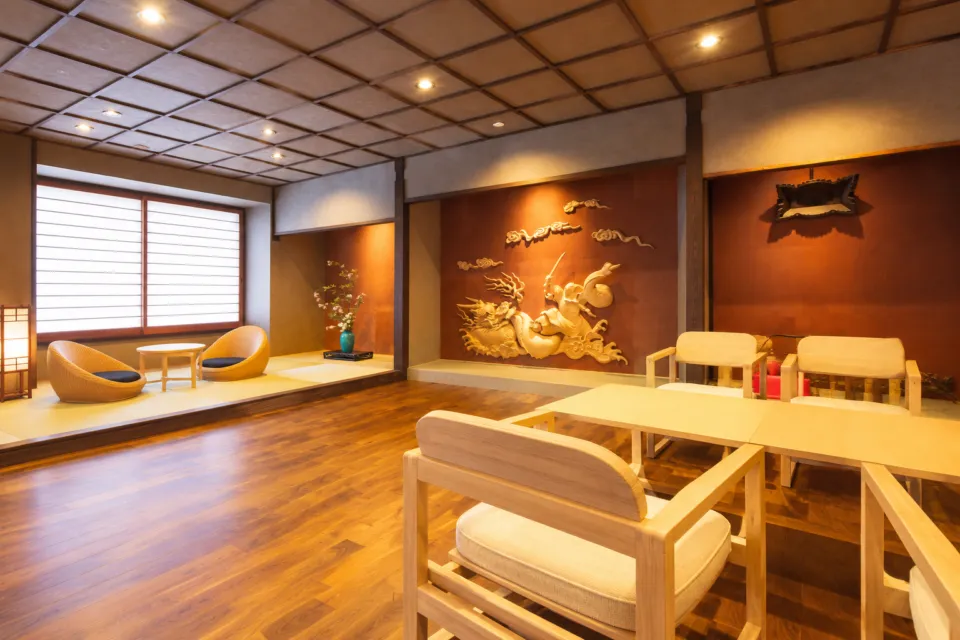 旅館ますやの木の床と彫刻のあるロビー
