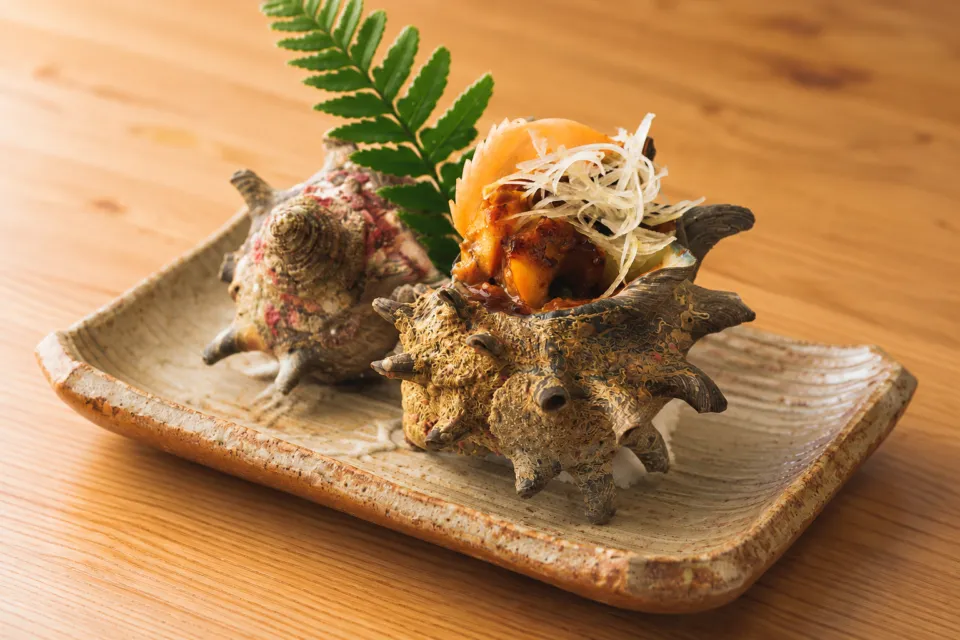 旅館ますやの器に盛り付けた貝料理