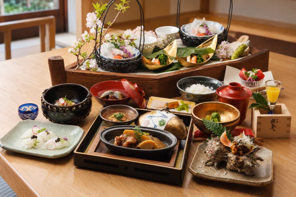旅館ますやの器に盛り付けた会席料理