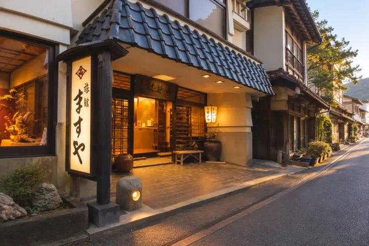旅館ますやの正面入口と瓦屋根