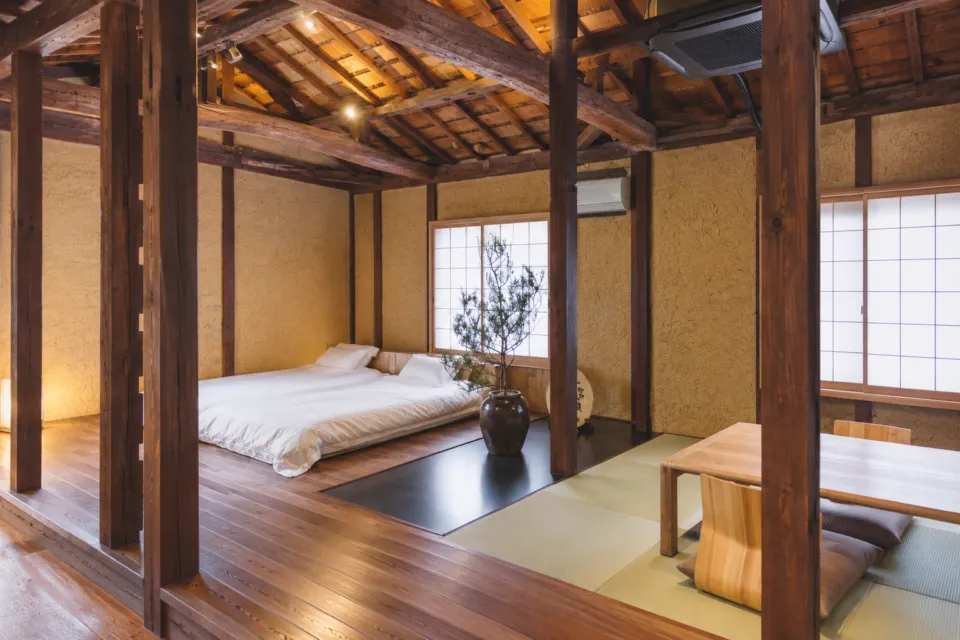 旅館ますやの潮騒の梁が見える和室