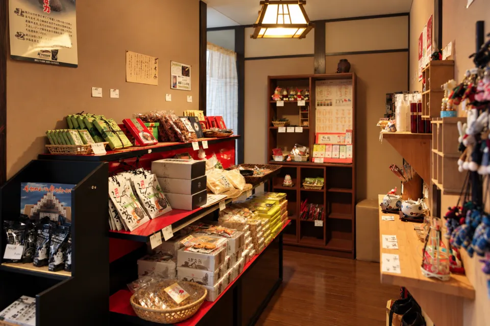 旅亭 松葉屋の菓子や土産物が並ぶ売店
