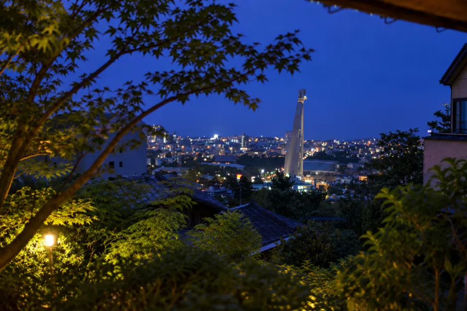 旅亭 松葉屋の木々の間から望む別府の夜景