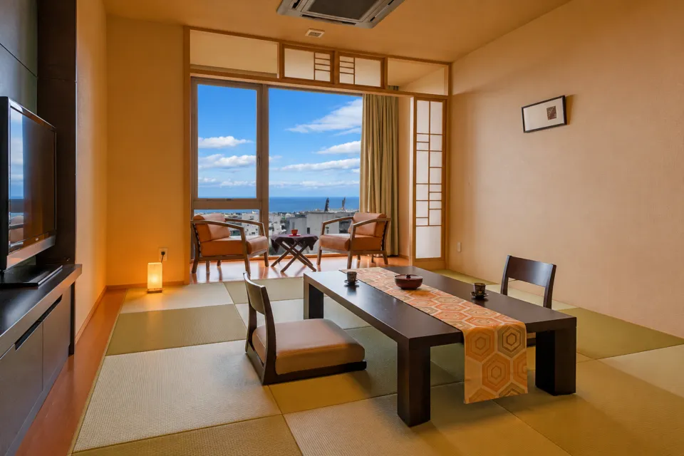 旅亭 松葉屋の松風の畳の客室と窓際の椅子