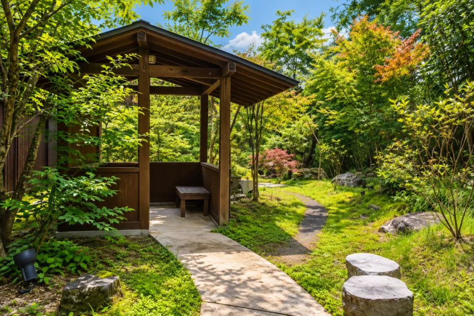 草屋根の宿 龍のひげ／別邸 ゆむたの緑に囲まれた庭の東屋と小径