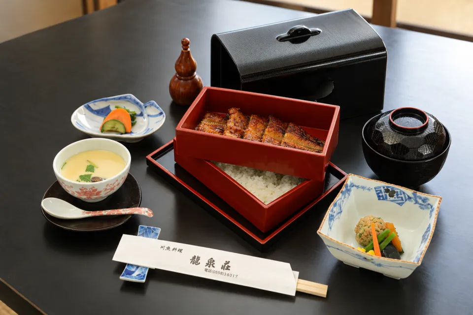 創作川魚料理 料亭 龍泉荘の鰻料理の御膳