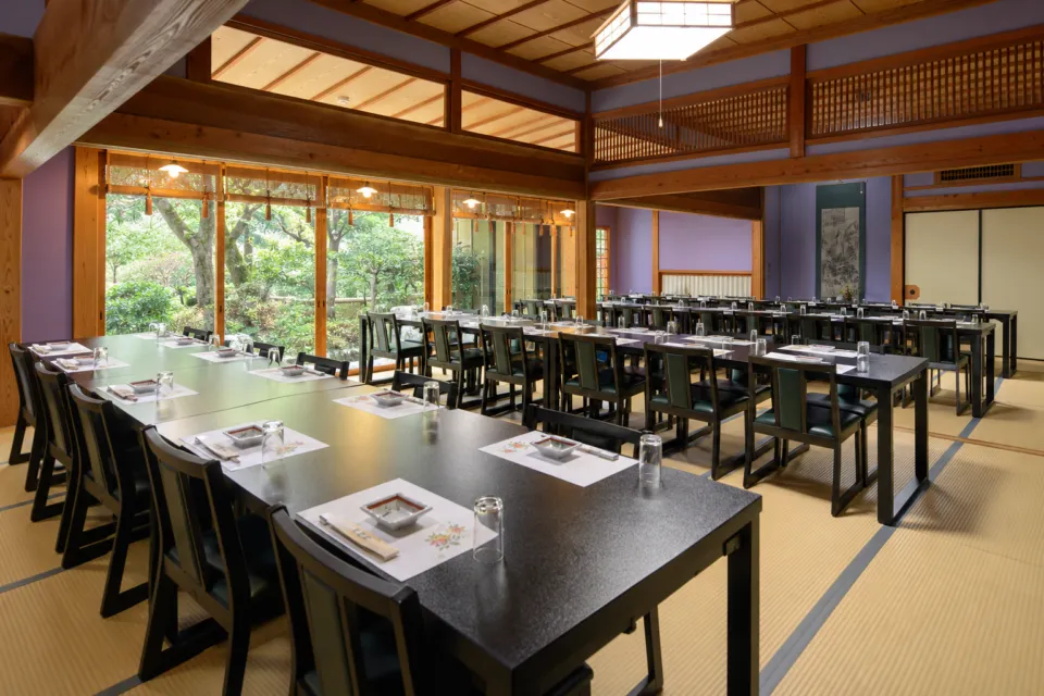 創作川魚料理 料亭 龍泉荘の広間のテーブル席