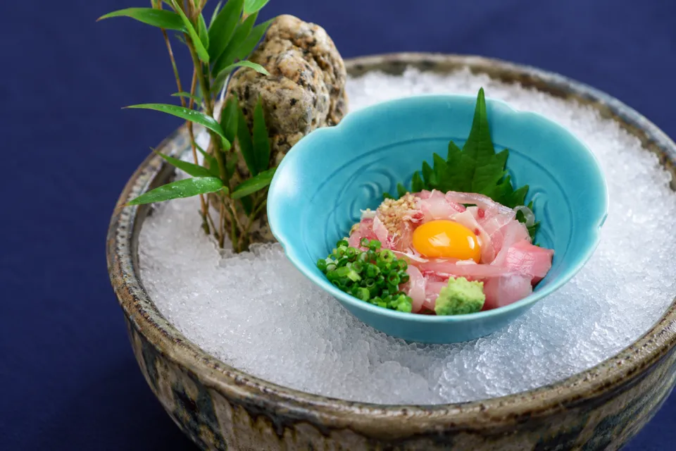 創作川魚料理 料亭 龍泉荘の器に盛られた川魚料理