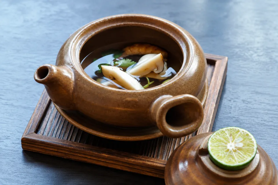 川魚料理 龍水亭の松茸を浮かべた土瓶蒸し