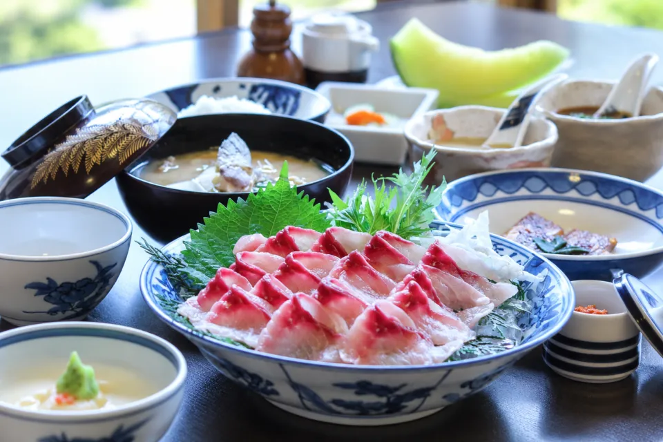 川魚料理 龍水亭の鯉のあらいを中心としたコース料理