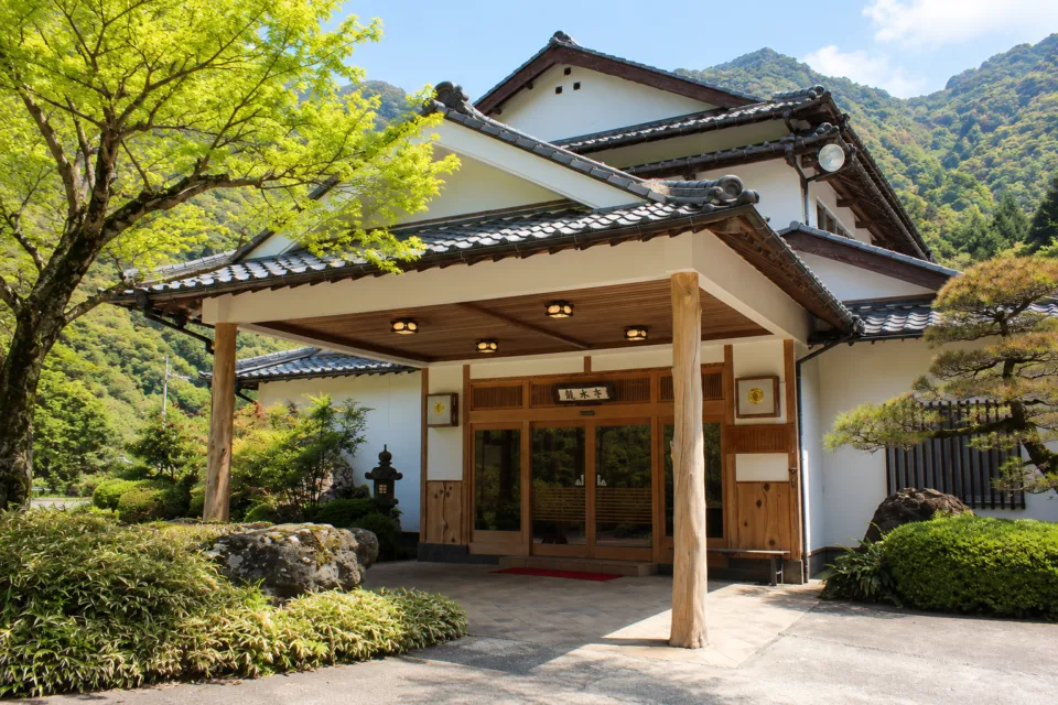 川魚料理 龍水亭の瓦屋根と白壁の店舗外観
