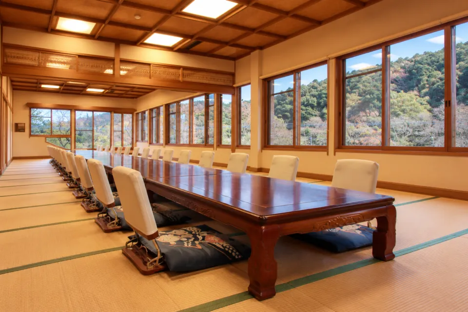 川魚料理 龍水亭の座椅子を配した畳の宴会場