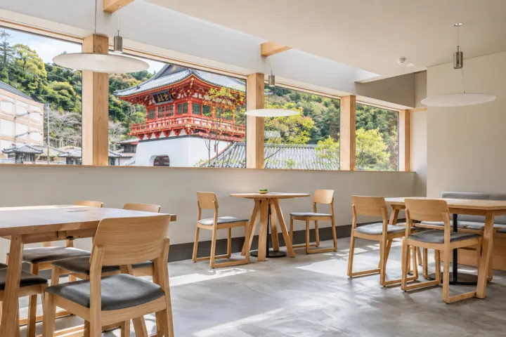 佐嘉平川屋 武雄温泉本店の楼門を眺める窓際のテーブル席