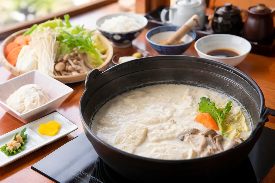 佐嘉平川屋 嬉野店の温泉湯豆腐と野菜を並べた定食