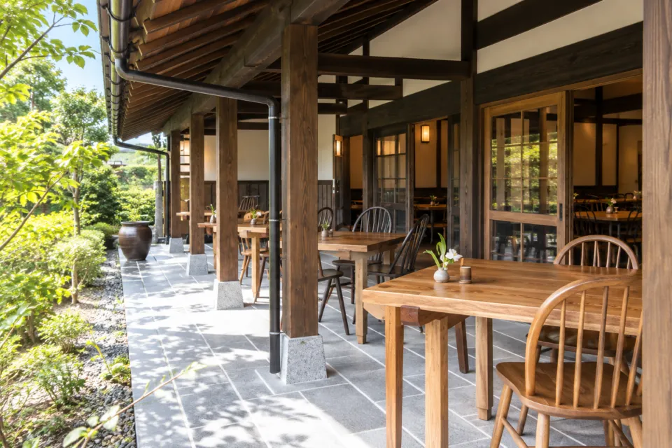 佐嘉平川屋 嬉野店の木の柱と緑に面するテラス席