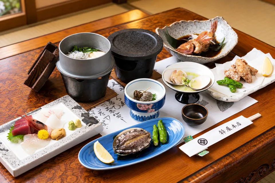 割烹旅館 肴屋本店のあわびの石焼を組み合わせた料理の一例