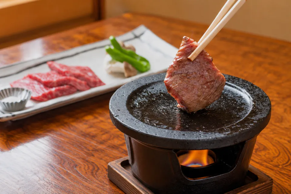 割烹旅館 肴屋本店の石焼で焼き上げた牛肉