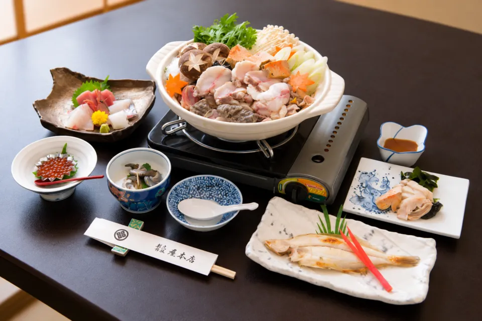 割烹旅館 肴屋本店のあんこう料理と焼き魚を組み合わせた会食の一例