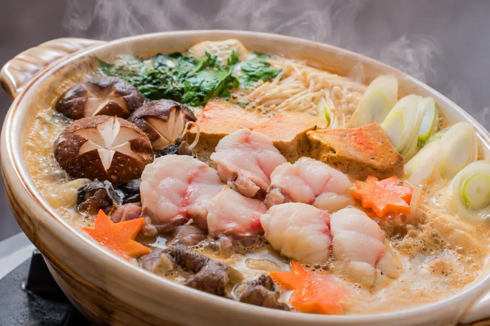 割烹旅館 肴屋本店の煮立ったあんこう鍋