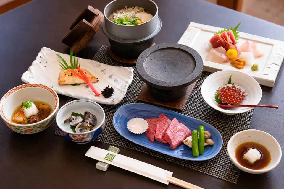 割烹旅館 肴屋本店のしらす釜飯とお造りを組み合わせた御膳