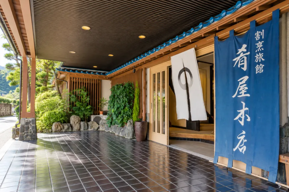 割烹旅館 肴屋本店の青い暖簾の掛かる玄関